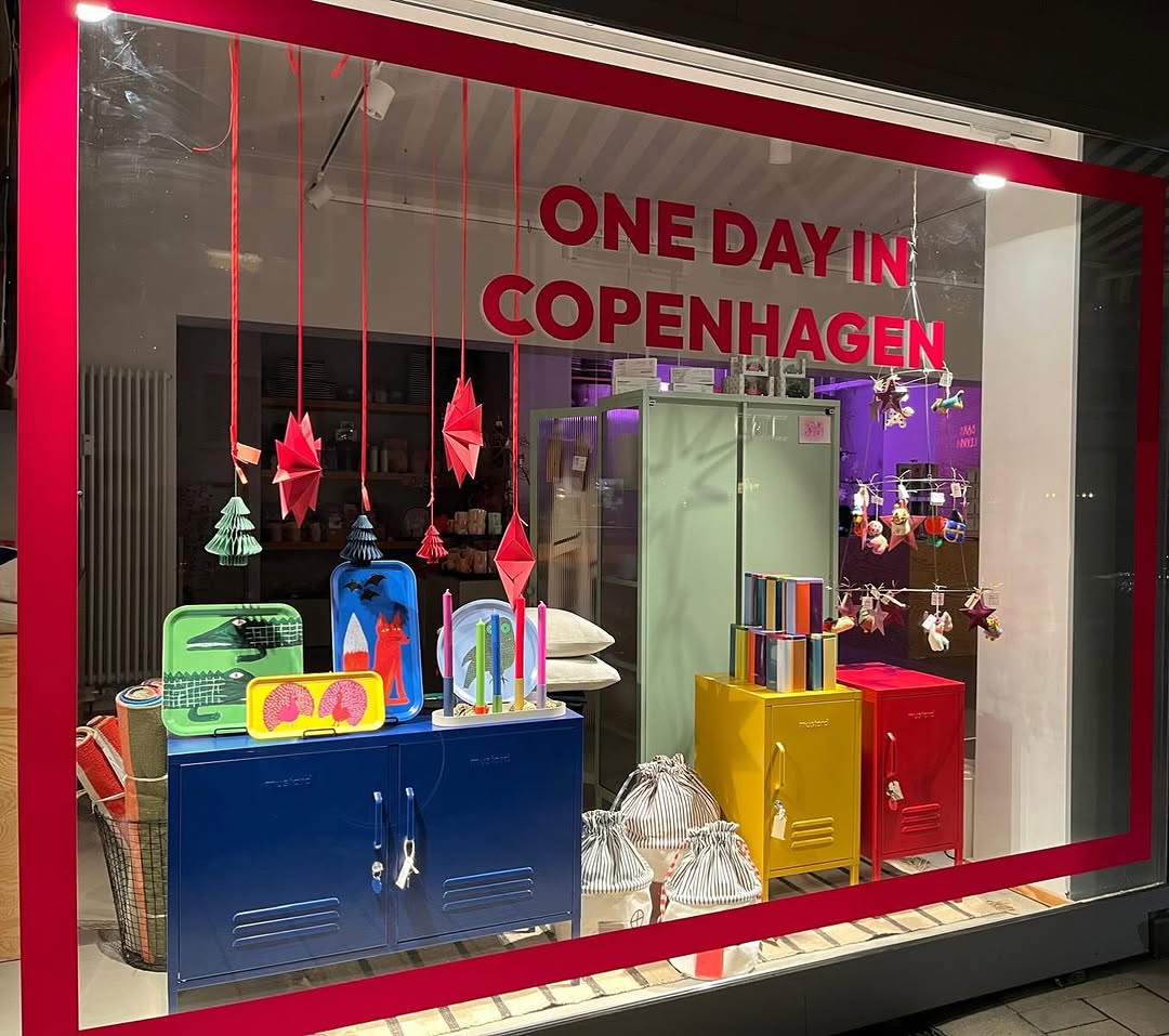 Schaufenster One Day in Copenhagen mit dem markanten pinken Rahmen, Wolbecker Straße 59 Münster